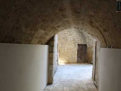 ...E qui, attraverso le inferriate, d� uno sguardo a una porta in legno: quella che un tempo conduceva al suo antico forno